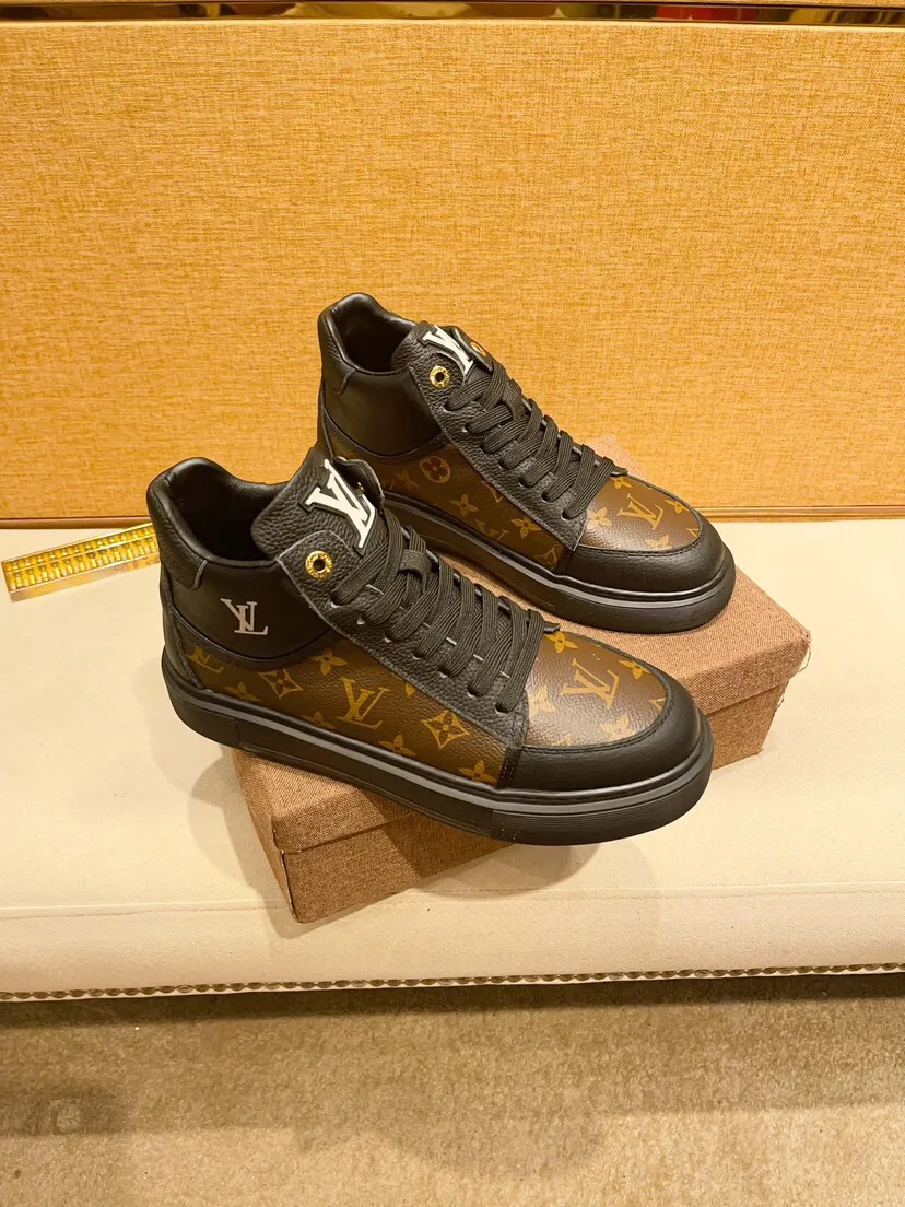 Factory price 460 [LV] Louis Vuitton's latest high-top casual Korean-style men's shoes, brand new autumn and winter design, perfect workmanship, cabinet quality, upper: cowhide material, leather lining; soft and comfortable, rubber outsole super light, wear-resistant, simple, versatile fashion men's shoes, color optional, size 38--44